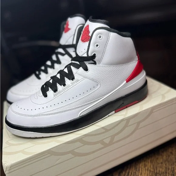 Jordan 2 OG Chicago Size 8 Men’s White and Black High-Top Sneakers - Picture 7 of 8